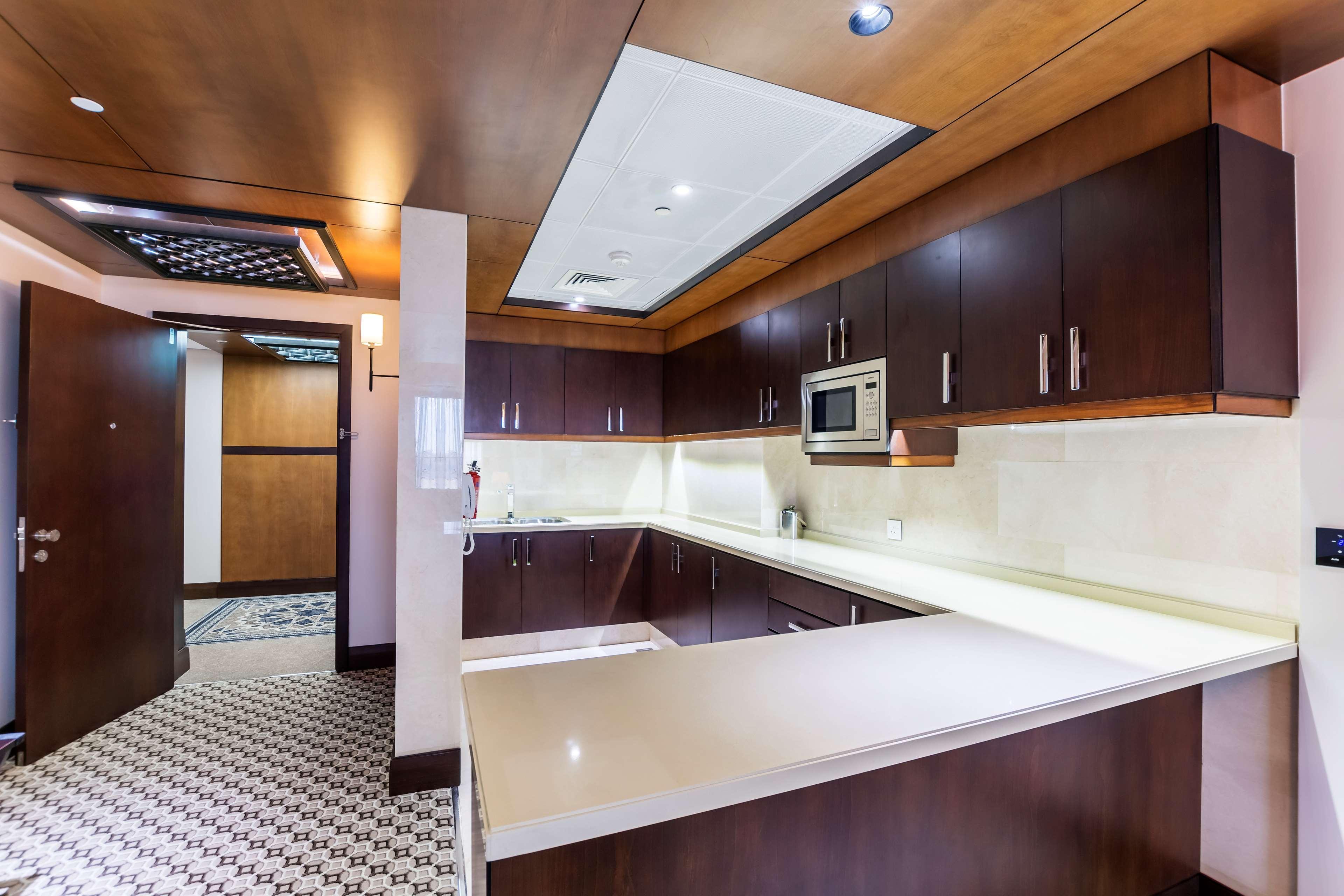 Ayla Grand Hotel Аль-Айн Екстер'єр фото A modern kitchen