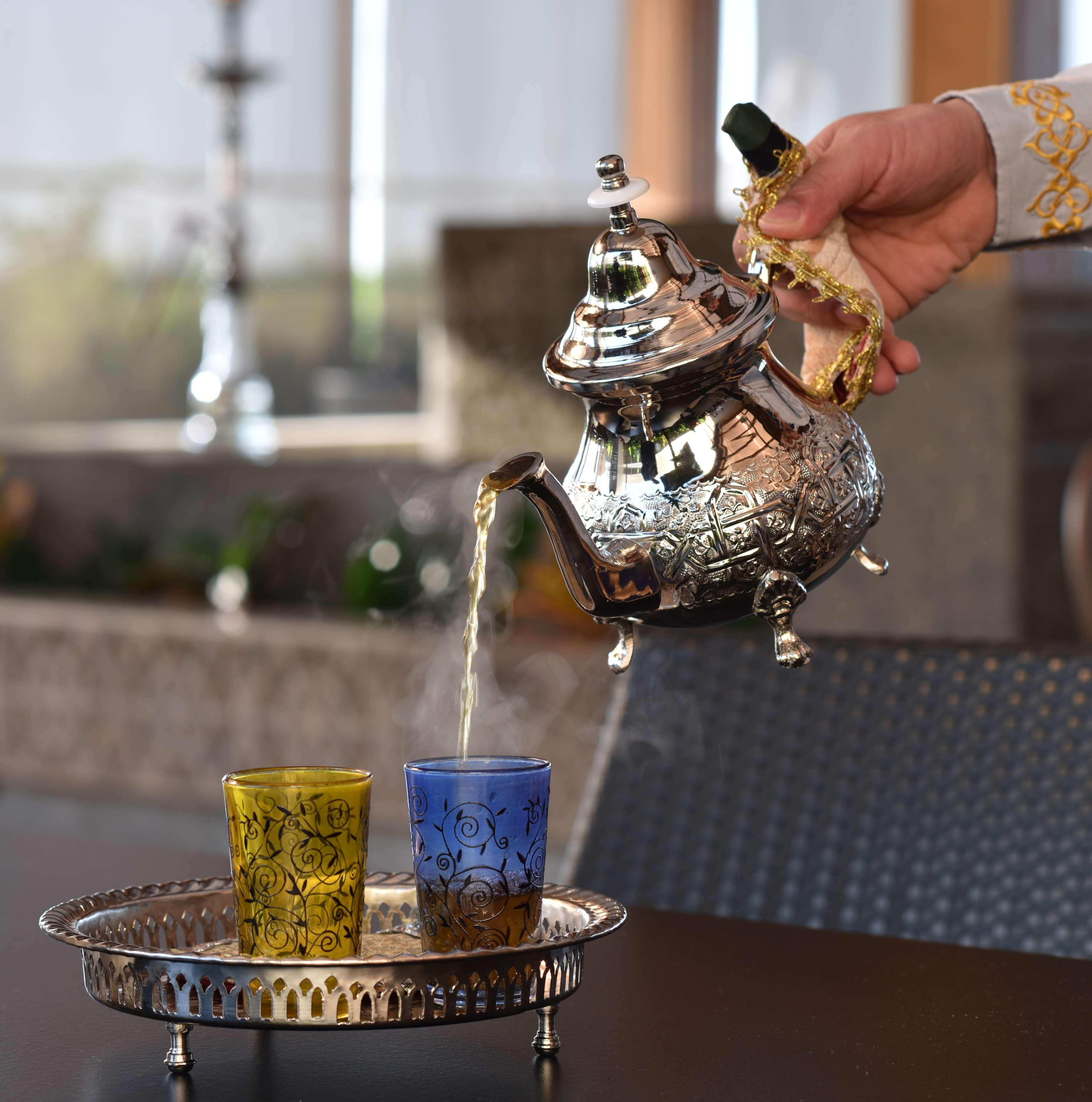 Ayla Grand Hotel Аль-Айн Екстер'єр фото Moroccan tea being poured