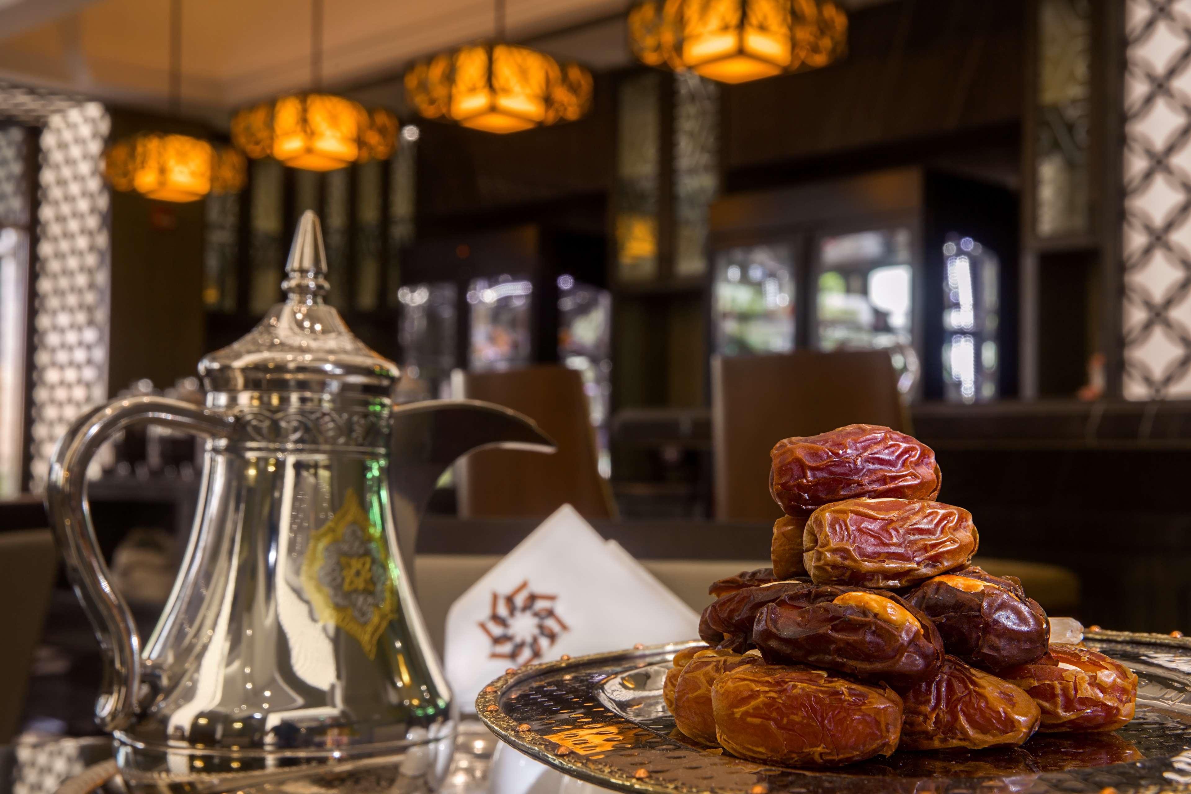 Ayla Grand Hotel Аль-Айн Екстер'єр фото Arabic coffee pot and dates